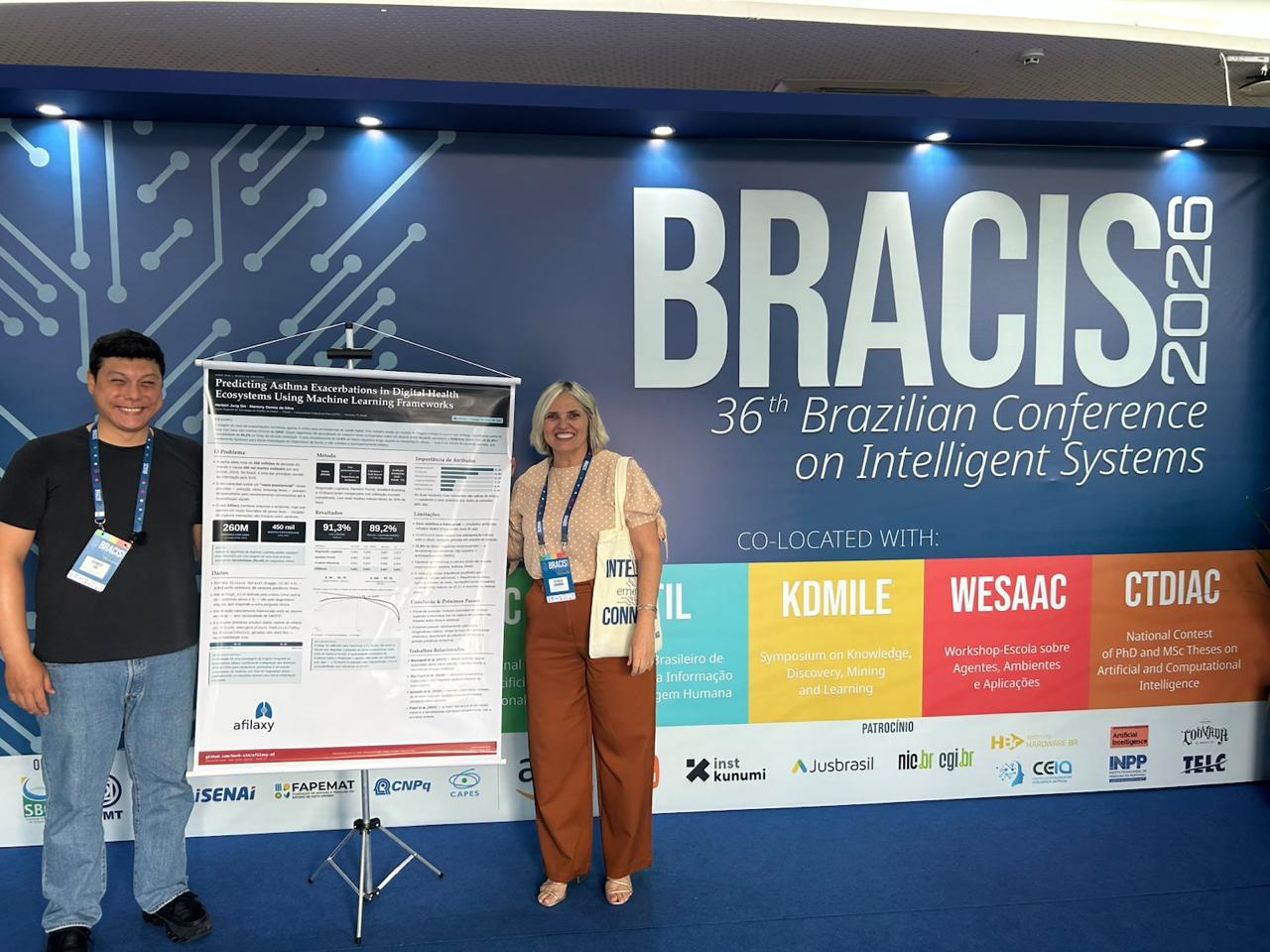 Herbert Jung Sin e Martony Demes da Silva apresentando o pôster da pesquisa no BRACIS/ENIAC 2026